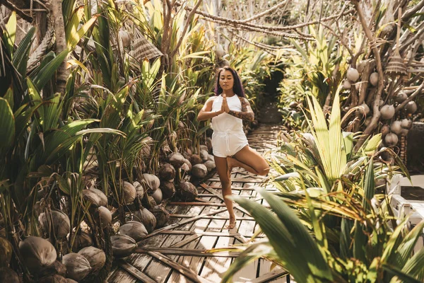 Wanita Muda Yang Bahagia Melakukan Yoga Jembatan Kayu Hutan — Stok Foto