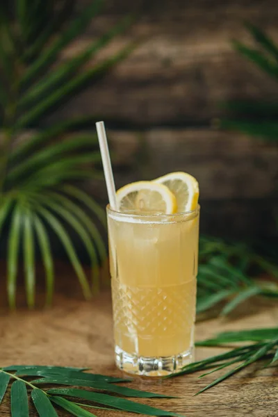 Szklanka Lemoniady Drewnianym Tle — Zdjęcie stockowe