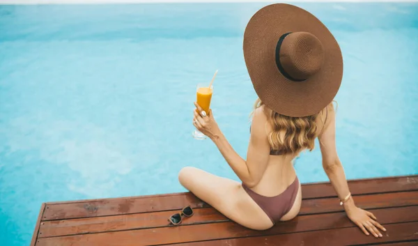 Χαμογελαστή Ξανθιά Καλοκαιρινό Καπέλο Που Κάθεται Στην Πισίνα Και Πίνει — Φωτογραφία Αρχείου