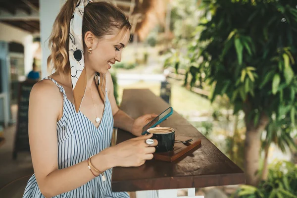 Blond Kvinna Dricker Kaffe Ett Café Med Hjälp Smartphone — Stockfoto