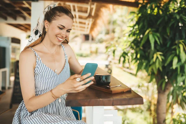 Hermosa Mujer Rubia Bebiendo Café Café Usando Teléfono Inteligente — Foto de Stock