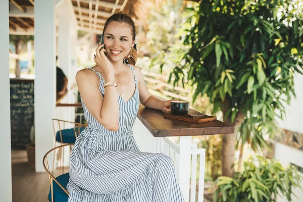 Wanita Pirang Cantik Minum Kopi Kafe Dan Berbicara Melalui Telepon — Stok Foto