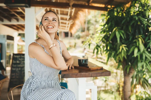 Wanita Pirang Cantik Minum Kopi Kafe Dan Berbicara Melalui Telepon — Stok Foto