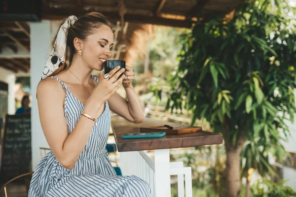 Wanita Pirang Minum Kopi Kafe Menggunakan Smartphone — Stok Foto