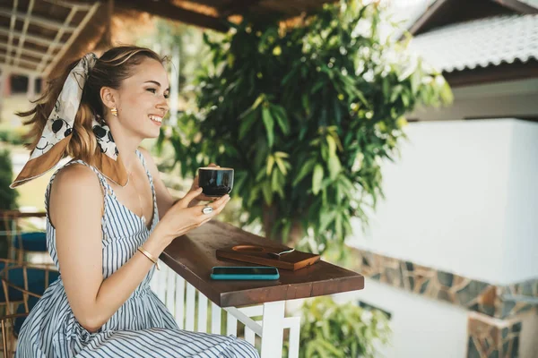 Wanita Pirang Minum Kopi Kafe Menggunakan Smartphone — Stok Foto