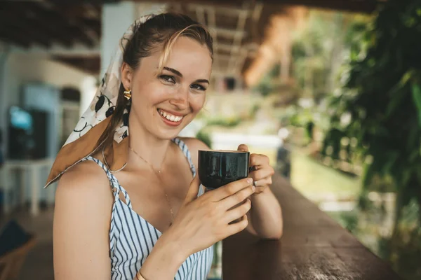 Potret Wanita Pirang Cantik Minum Kopi Kafe — Stok Foto