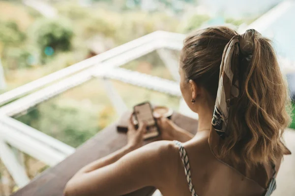 Mujer Rubia Bebiendo Café Café Con Smartphone — Foto de Stock