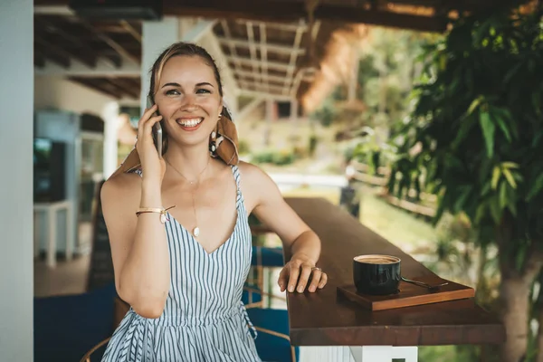 Wanita Pirang Cantik Minum Kopi Kafe Dan Berbicara Melalui Telepon — Stok Foto