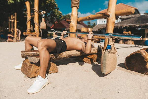 ビーチのエコジムで筋肉の男の訓練 外の木製フィットネス機器 — ストック写真