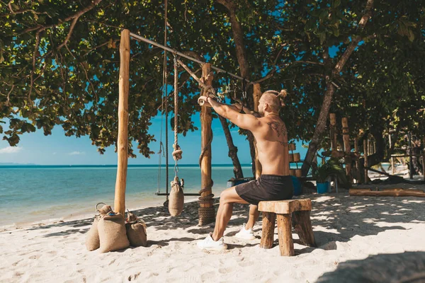 Musculoso Hombre Entrenamiento Eco Gimnasio Playa Equipamiento Fitness Madera Exterior —  Fotos de Stock