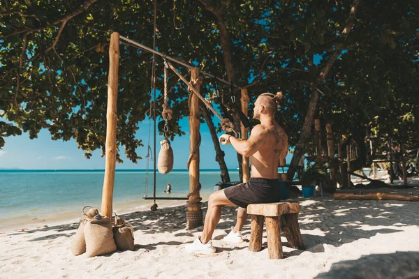 Musculoso Hombre Entrenamiento Eco Gimnasio Playa Equipamiento Fitness Madera Exterior —  Fotos de Stock