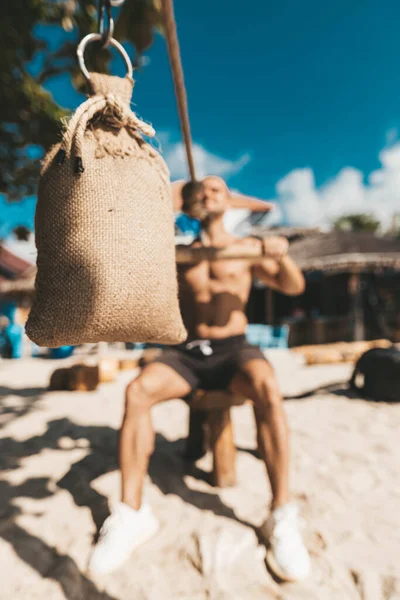 Musculoso Hombre Entrenamiento Eco Gimnasio Playa Equipamiento Fitness Madera Exterior —  Fotos de Stock