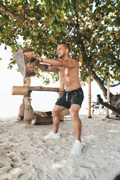 Muscle Man Training Eco Gym Het Strand Houten Fitnesstoestellen Buiten — Stockfoto