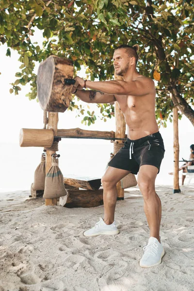 Язовий Чоловік Тренується Екологічному Тренажерному Залі Пляжі Дерев Яне Обладнання — стокове фото