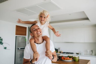 Mutlu baba-kız eğleniyor, evde dans ediyor..