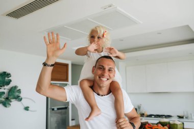 Mutlu baba-kız eğleniyor, evde dans ediyor..