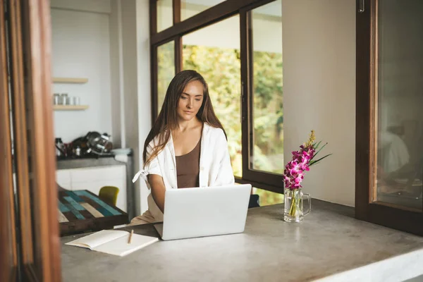 Frau Arbeitet Von Hause Aus Computer Kopierraum — Stockfoto