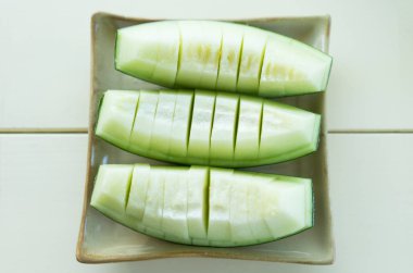 Sulu dilim kavun karpuz üzerinde seramik tabak