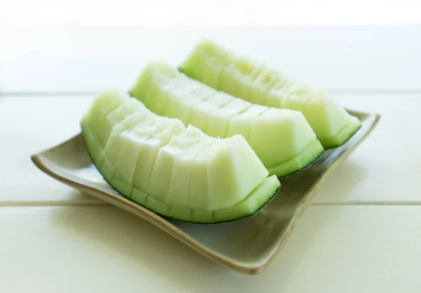 Juicy slice cantaloupe melon pada hidangan keramik — Stok Foto