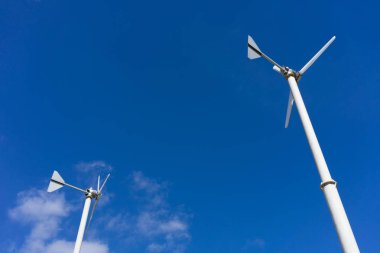 Mavi gökyüzü ve bulut ile yel değirmeni