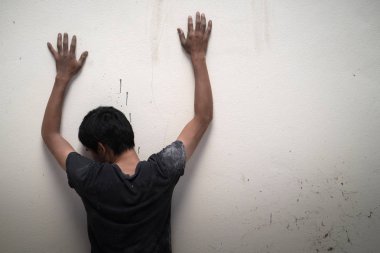 adama göster ellerini duvara karşı karşıya
