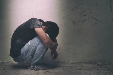 umutsuz adamın elleri ile birlikte ip bağladılar