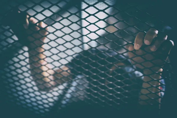 Homme désespéré dans la cage — Photo