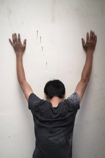 Adama göster ellerini duvara karşı karşıya — Stok fotoğraf