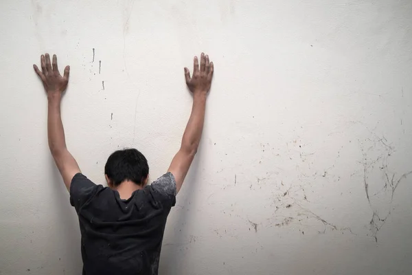 Adama göster ellerini duvara karşı karşıya — Stok fotoğraf
