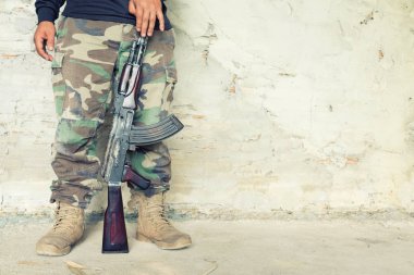 eski hafif makineli tüfek Kalaşnikof Ak-47 