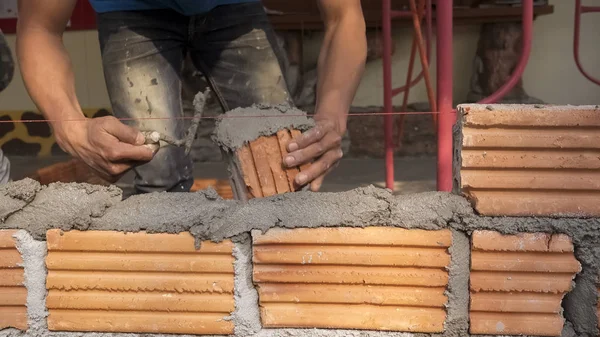 Pracovník zedník instalující cihlové zdivo na vnější stěnu — Stock fotografie