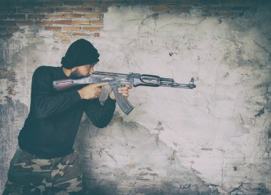 terörist siyah üniforma ve Kalaşnikof ile maske