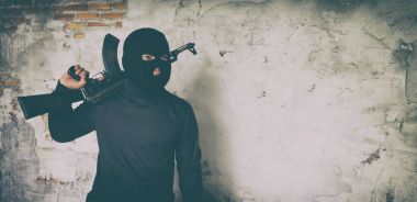 terörist siyah üniforma ve Kalaşnikof ile maske