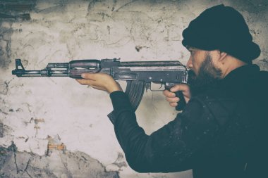 terörist siyah üniforma ve Kalaşnikof ile maske