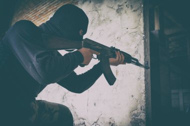 terörist siyah üniforma ve Kalaşnikof ile maske
