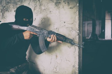 terörist siyah üniforma ve Kalaşnikof ile maske