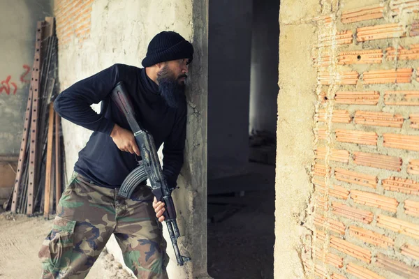 Terroriste en uniforme noir et masque avec kalachnikov — Photo