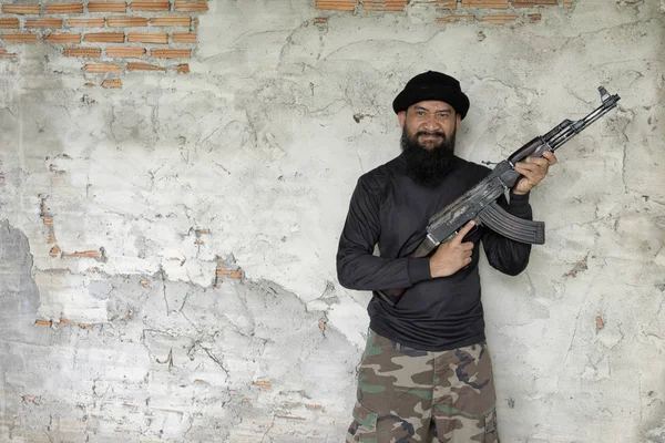 Terroriste en uniforme noir et masque avec kalachnikov — Photo