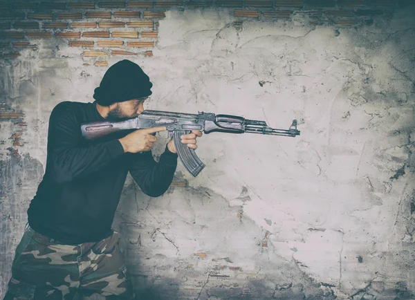 Terrorista em uniforme preto e máscara com kalashnikov — Fotografia de Stock