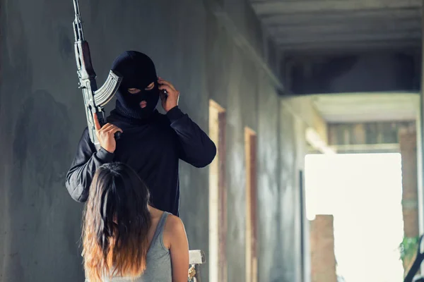 Homem em Balaclava ameaçando com arma para mulher — Fotografia de Stock