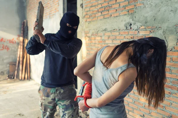 Man in balaclava threatening with gun to woman — Stock Photo, Image