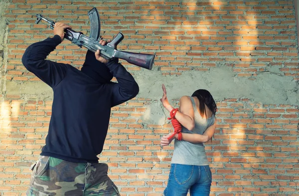 Man in balaclava threatening with gun to woman — Stock Photo, Image