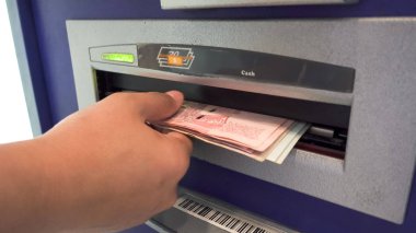 Atm den para alma sırasında kadın el