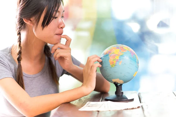 Kadınlar kendi gezi planı için dünya keşfetmek — Stok fotoğraf