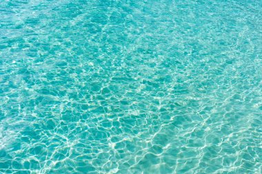 okyanus şeffaf mavi su ile 