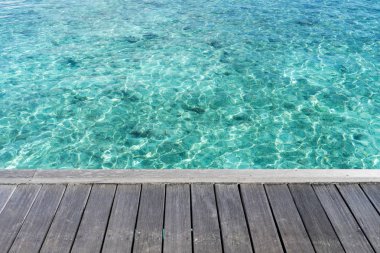 Deniz manzarası arka plan ile ahşap zemin