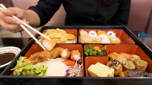 Mujeres comiendo bento box set —  Fotos de Stock