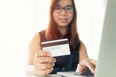 kredi tutarak ve alışveriş online aktivite kadın el