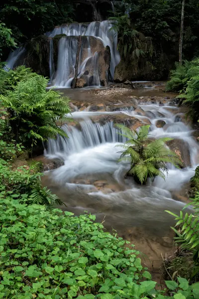 Pong nam dang cachoeira — Fotografia de Stock