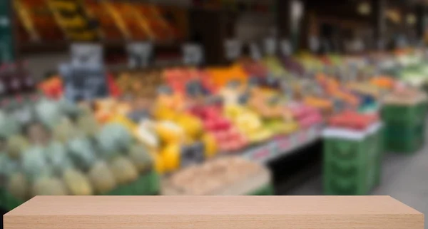 Gemüsemarkt defokussiert Hintergrund mit Holzscheich — Stockfoto